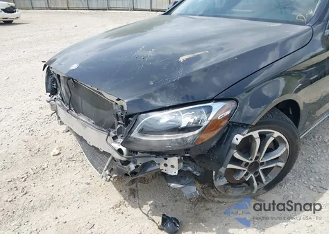 2016 Mercedes-Benz C-Class 4Matic z USA, uszkodzony, nr VIN 55SWF4KB2GU136638